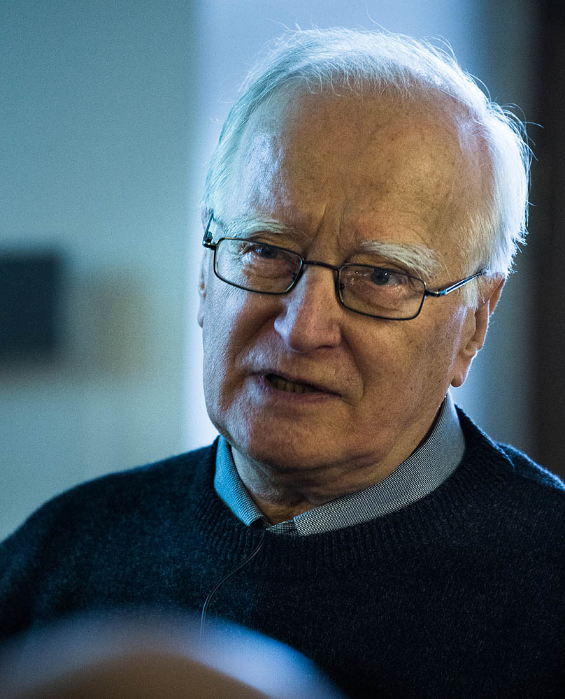 Marek Demia�ski