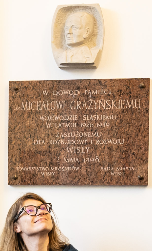 Tablica pamiątkowa wojewody Michała Grażyńskiego w bibliotece